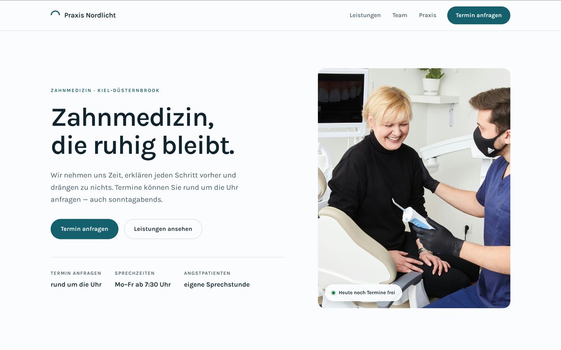 Startseite der Praxis Nordlicht: ruhige zweispaltige Aufteilung, links die &Uuml;berschrift, rechts ein Foto aus dem Behandlungszimmer.