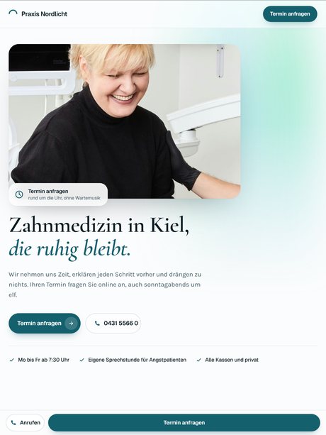 Startseite der Praxis Nordlicht: ruhige Antiqua-&Uuml;berschrift, gro&szlig;es Foto einer lachenden Patientin, gr&uuml;nes Polarlicht im Hintergrund, Termin-Knopf unten in Daumenreichweite.