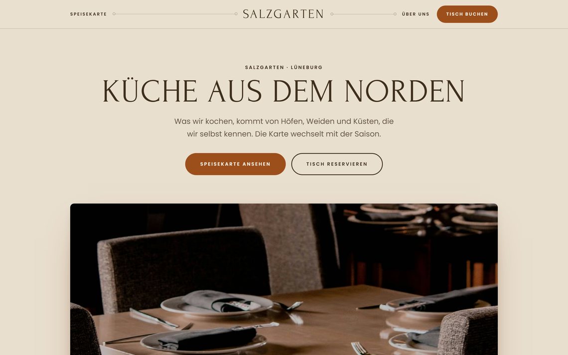 Startseite von Salzgarten: gro&szlig;e Serifen&uuml;berschrift auf cremefarbenem Grund, darunter ein Foto vom eingedeckten Gastraum.