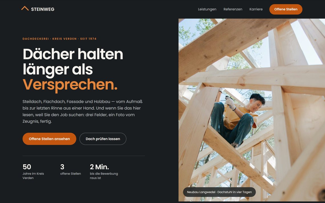 Startseite der Dachdeckerei Steinweg: dunkle Textfl&auml;che links, rechts ein Foto von einem Zimmerer im neuen Dachstuhl.